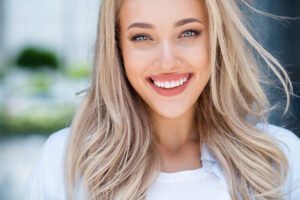 Keramische Veneers oder keramische Kronen? Ein verständlicher Vergleich